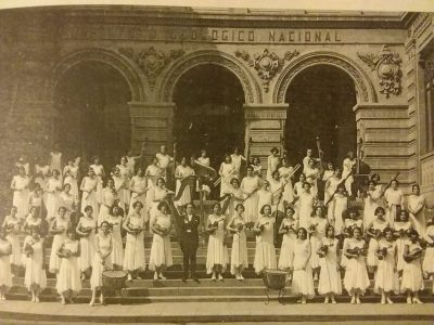Orquesta Sinfónica Femenina de México dirigida por Ángel Ferreiro, en la escalinata del Instituto Geológico Nacional. Ciudad de México.  1918 (foto del libro de Moreno Rivas, Yolanda. Música Popular Mexicana)